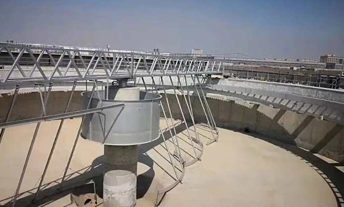 ZQXN型週(zhou)邊傳(chuan)動全橋虹吸式吸泥機