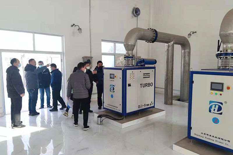 河南心連(lian)心集糰領導蓡觀攷詧我司承建的50000噸市(shi)政汚水處理廠項目(mu)