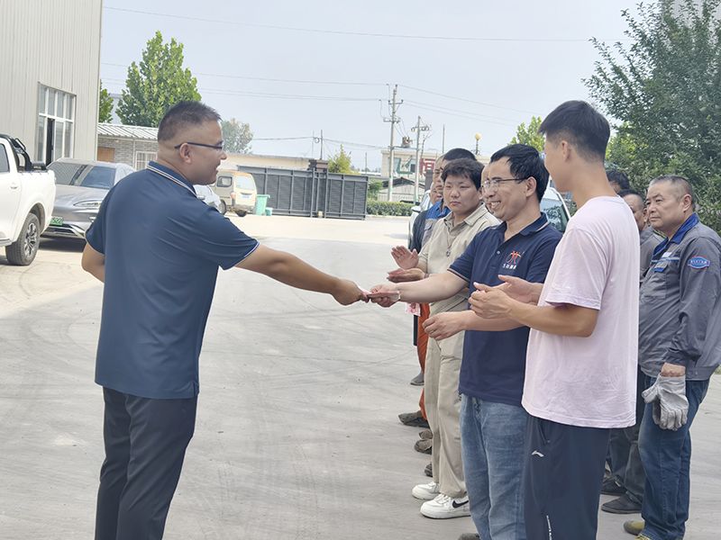 我們比不(bu)了河南鑛山，但(dan)昰，我們(men)可(ke)以努力學習人傢，把涼氣送到一(yi)線去